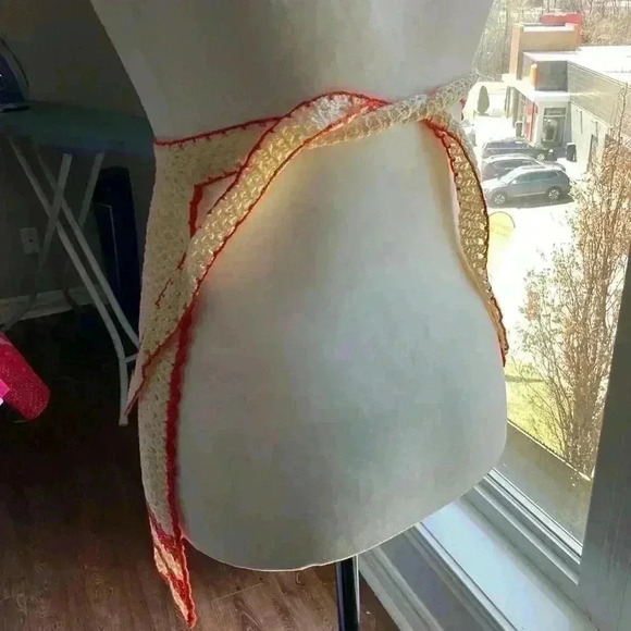 VINTAGE never worn crochet apron - Picture 5 of 5